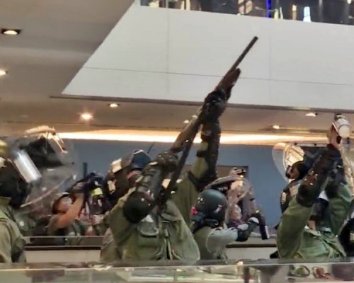 警方指不斷有人從商場高處向警務人員投擲雜物。港台截圖