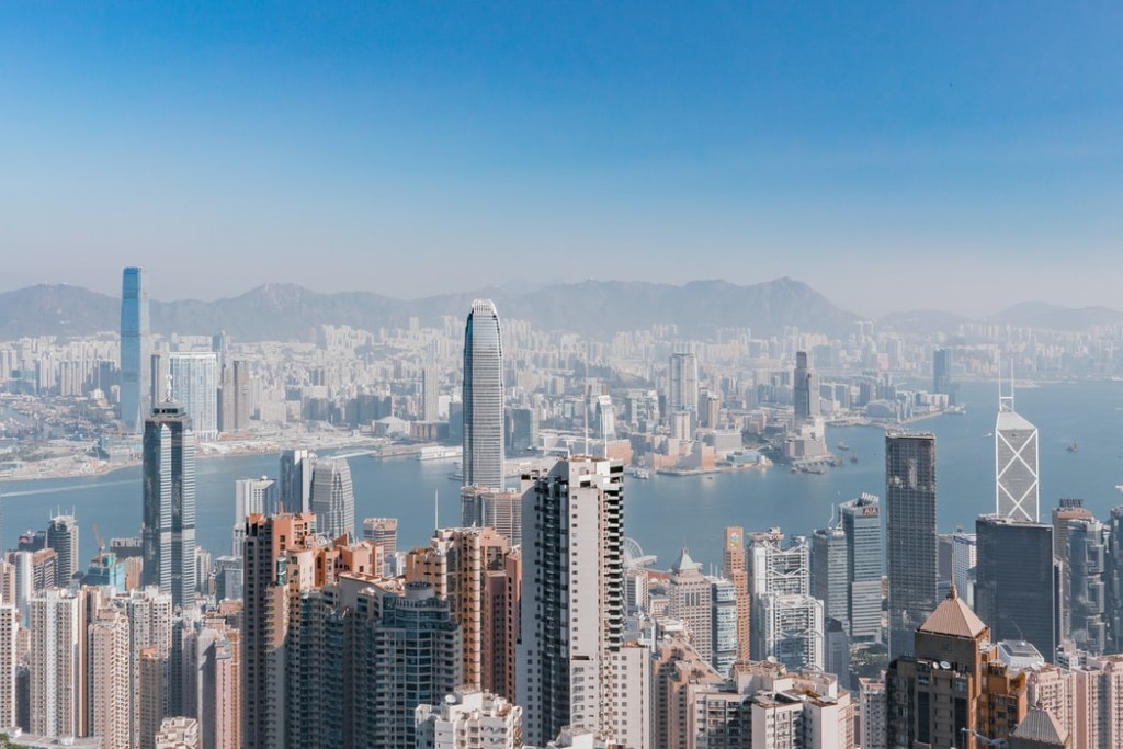 戴德梁行報告指，目前整體甲廈租金，與2019年第一季高位比較，累跌約42.2%，加上有甲廈落成，令空置率高企，為有意進行升級搬遷的租戶提供更多選擇。