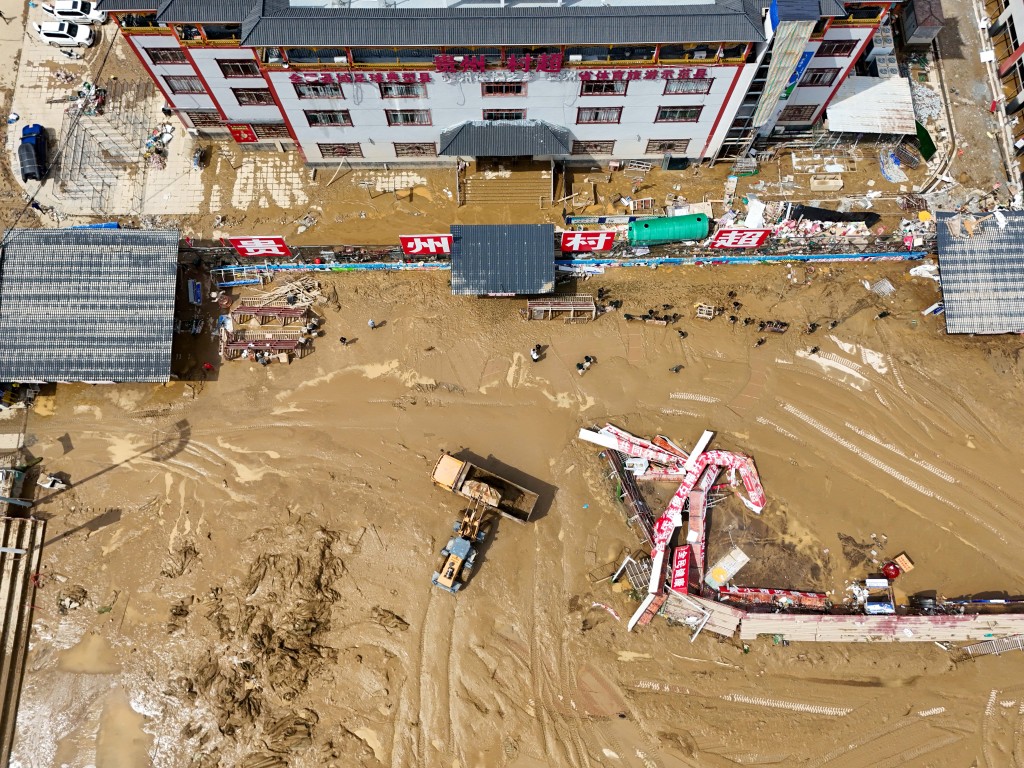 大型設備在貴州省榕江縣「村超」球場進行清淤。新華社