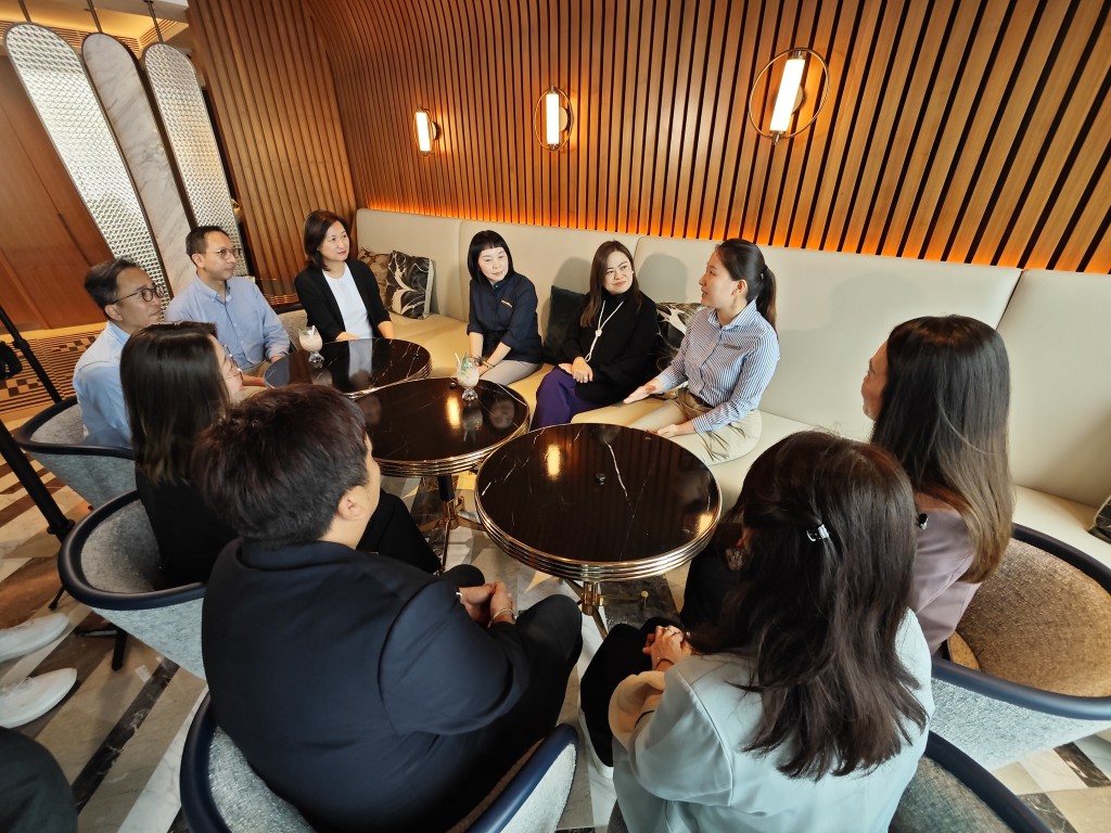 羅淑佩到啟德一家酒店探訪工友，送上關懷及鼓勵。