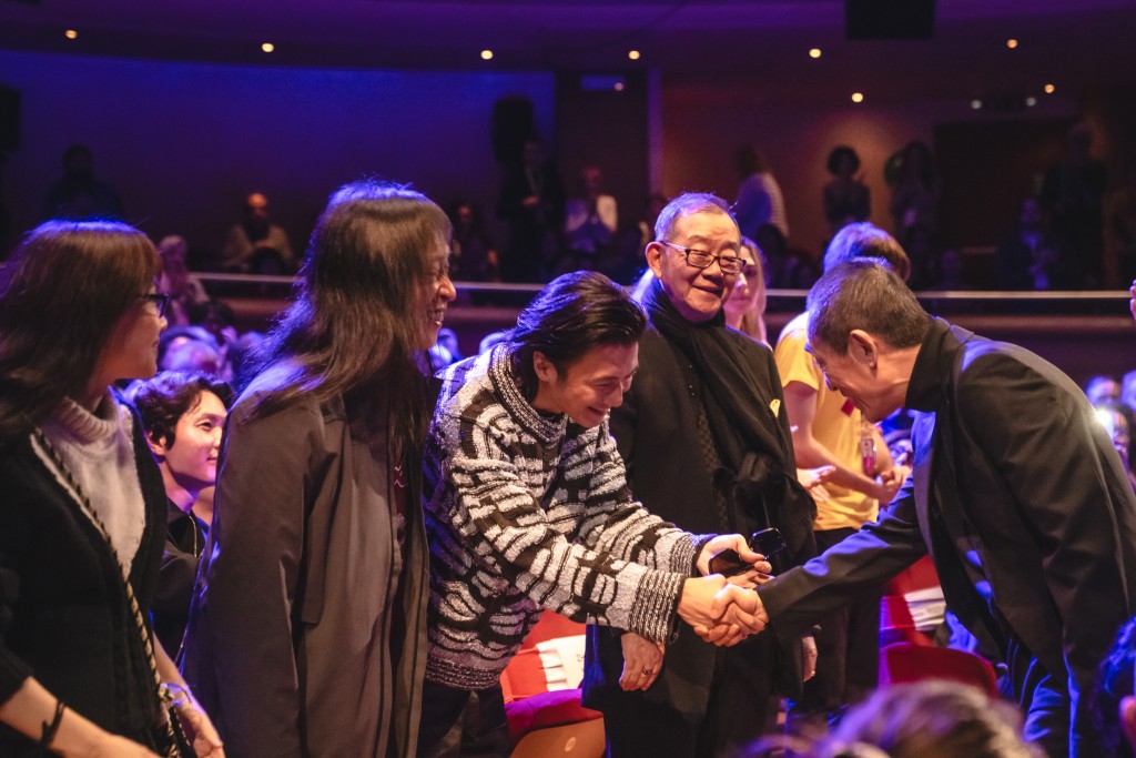 張藝謀導演出席第26屆意大利烏甸尼遠東電影節終身成就金桑獎頒獎禮，特別與霆鋒握手致意。