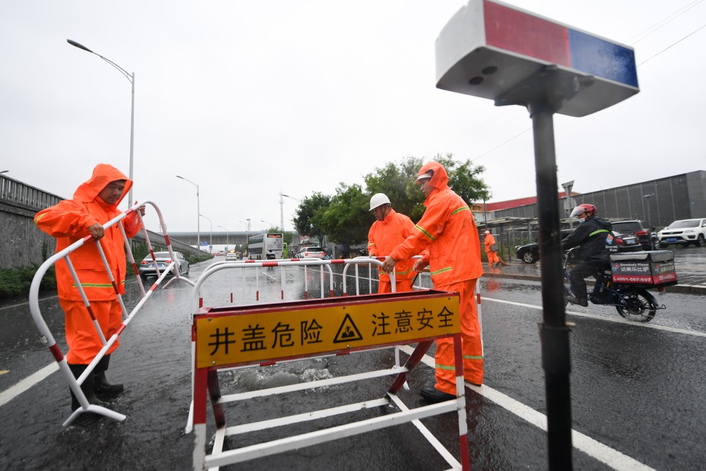 北京暴雨不斷多部門部署應對工作。新華社