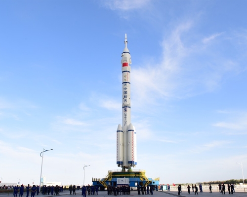 搭載神舟十二號太空船的長征火箭，已運到發射區域。新華社圖片