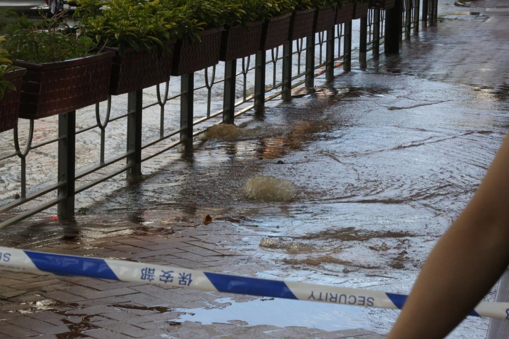 積水持續湧出，遍佈行人路和馬路。
