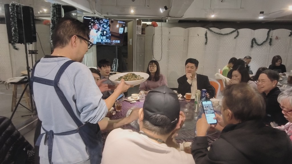 老板姚先生今日忙得“一脚踢”，不断在店内穿梭送餐上菜。黄文威摄