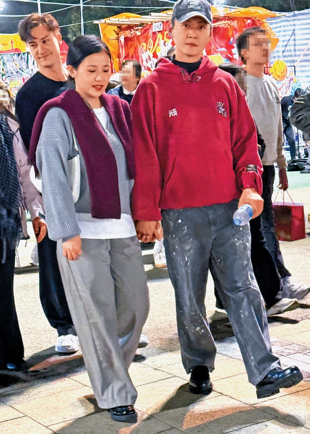 張振朗(右)、楊偲泳(左)拍拖以來一向低調,這日就十指緊扣行花市放閃,同行還有好兄弟朱敏瀚(後左)。