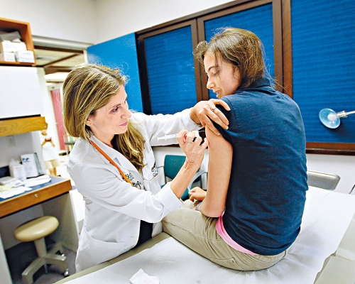 邁阿密大學醫生為女童接種HPV疫苗。