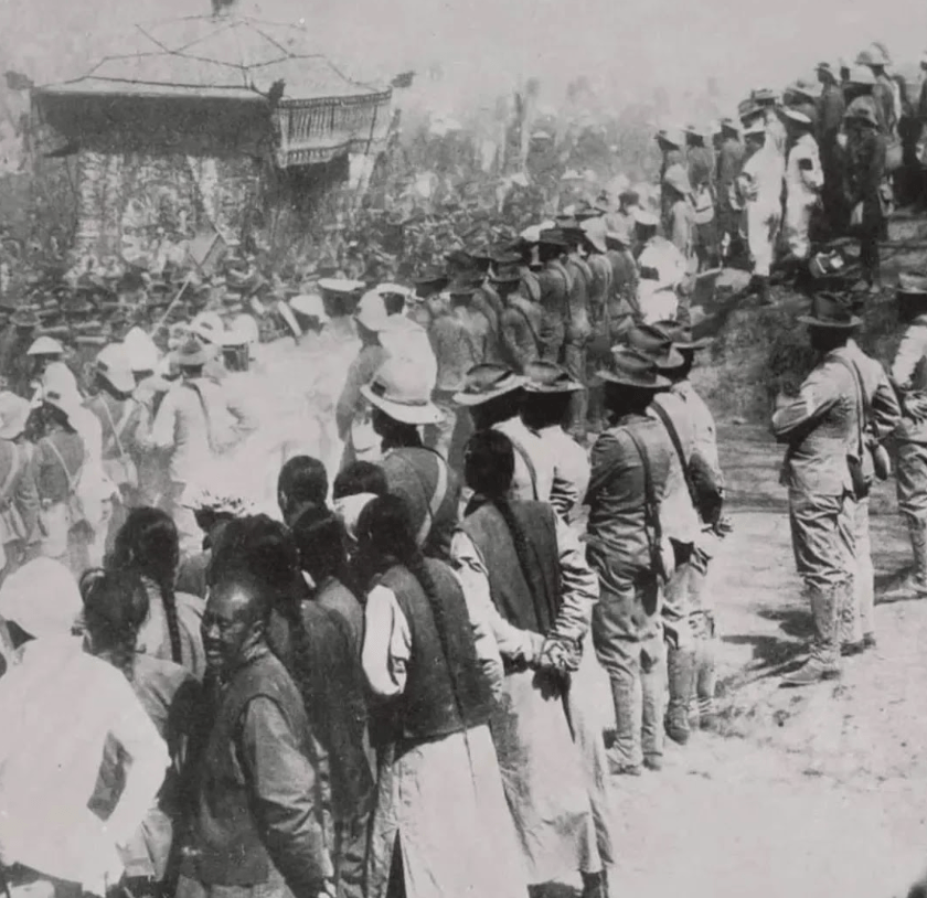 兩旁圍觀的人民,無人下跪。縱觀清史 兩旁圍觀的人民,無人下跪。縱觀清史