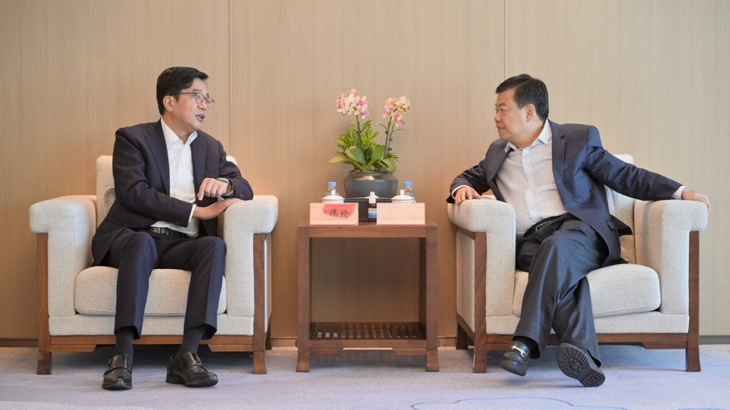 政府對接北部都會區發展策略專班深圳開會，黃偉綸(左)與黃敏(右)在會議前會面。政府新聞處圖片