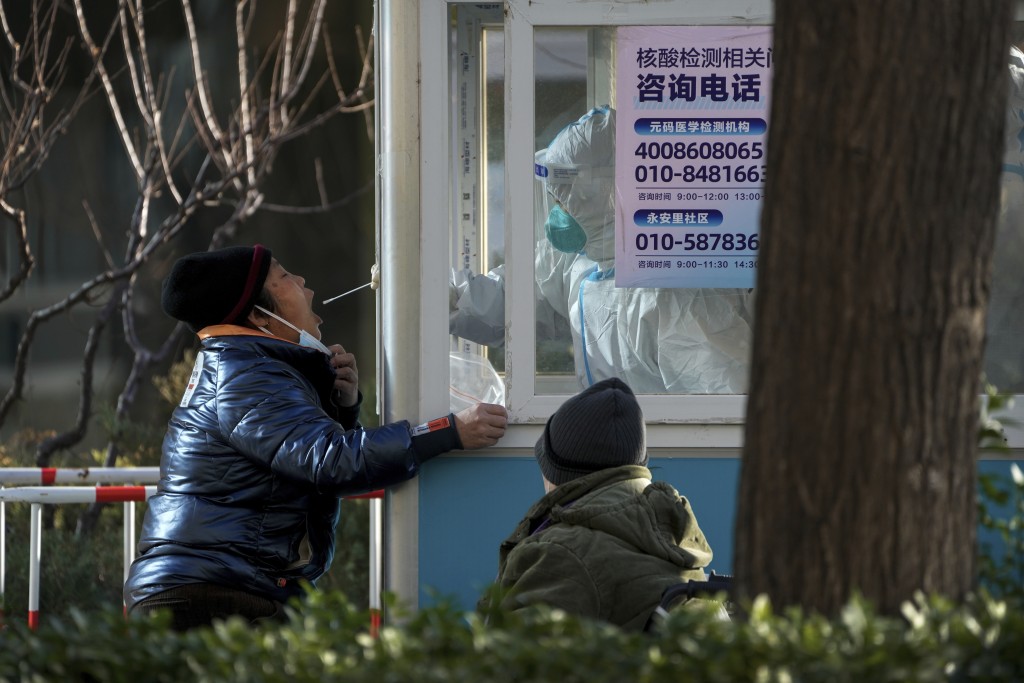 北京周二起調整防控措施。AP