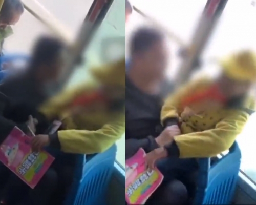 女童坐在中年男懷裡。網圖