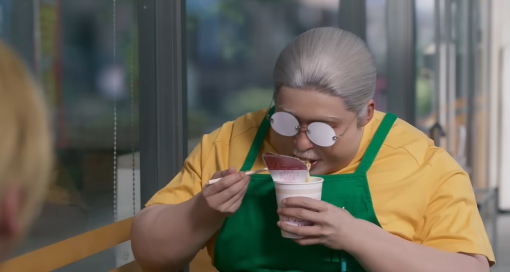 最新預告片中加插了不少坂本大啖肉包,以及鯨吞杯麵的搞笑場面。 最新預告片中加插了不少坂本大啖肉包,以及鯨吞杯麵的搞笑場面。