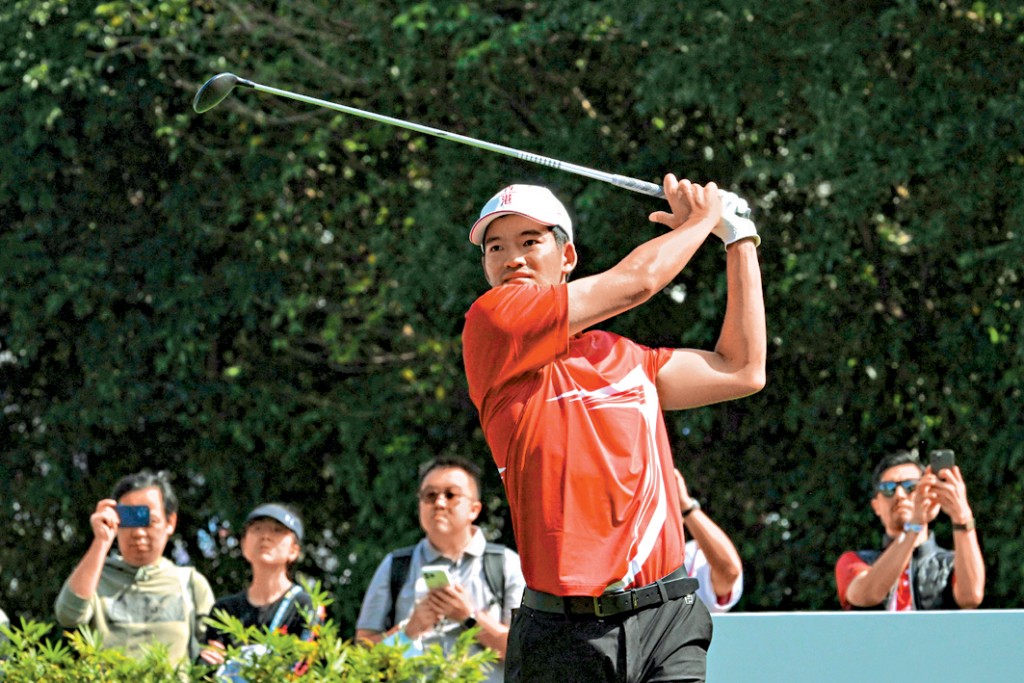 许龙一个人赛交出低标准杆5杆，排名升至第5位。