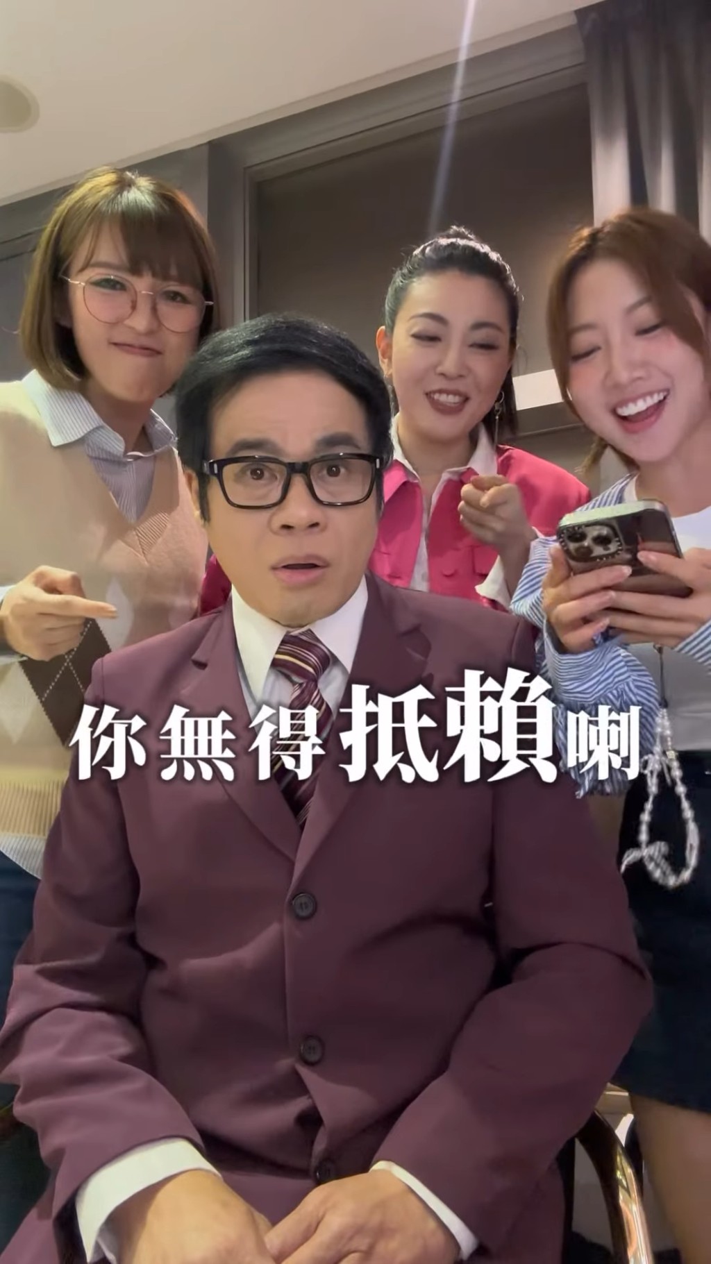 三女輪流追問安德尊。 三女輪流追問安德尊。
