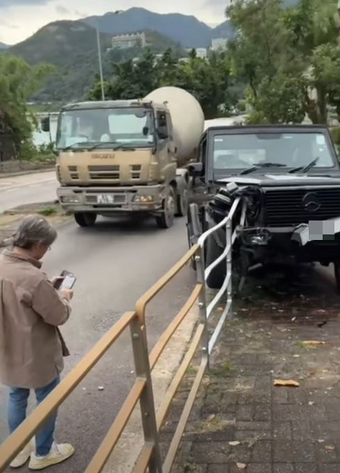 陳可辛意外後下車打電話求助。馬路的事 (即時交通資訊台)影片截圖