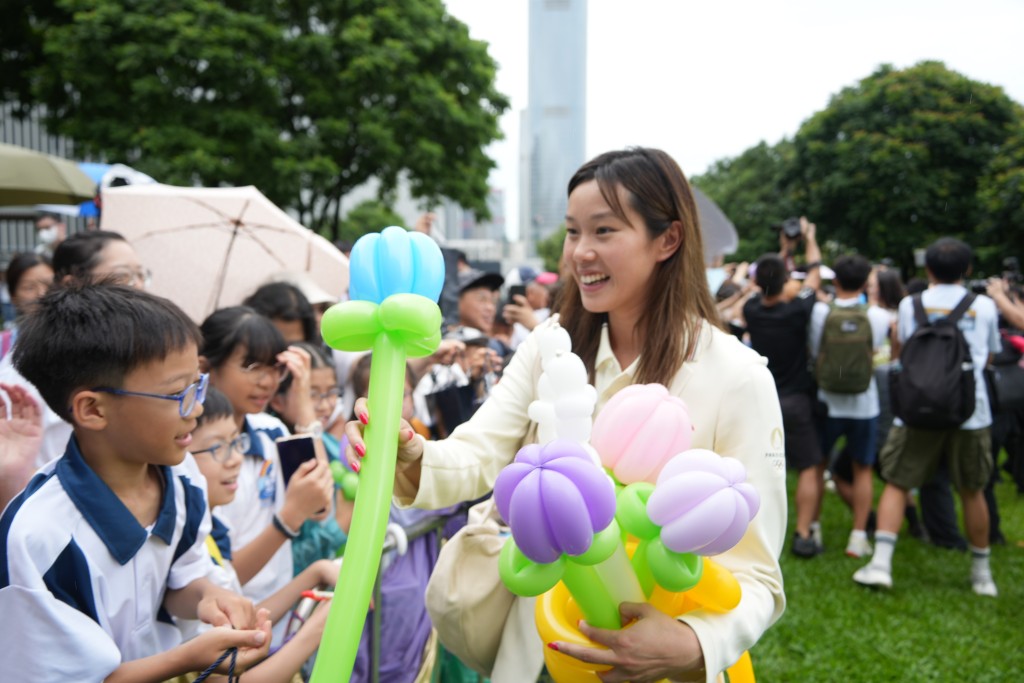 運動員為市民簽名合照留念。吳艷玲攝