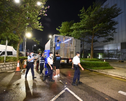 政總及立法會外圍的水馬陣今晚陸續移走。
