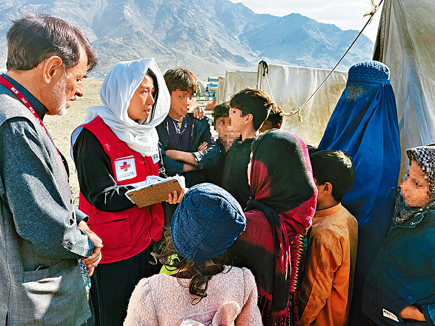 2023年，方芷嬣到訪阿富汗災民居住的帳篷。