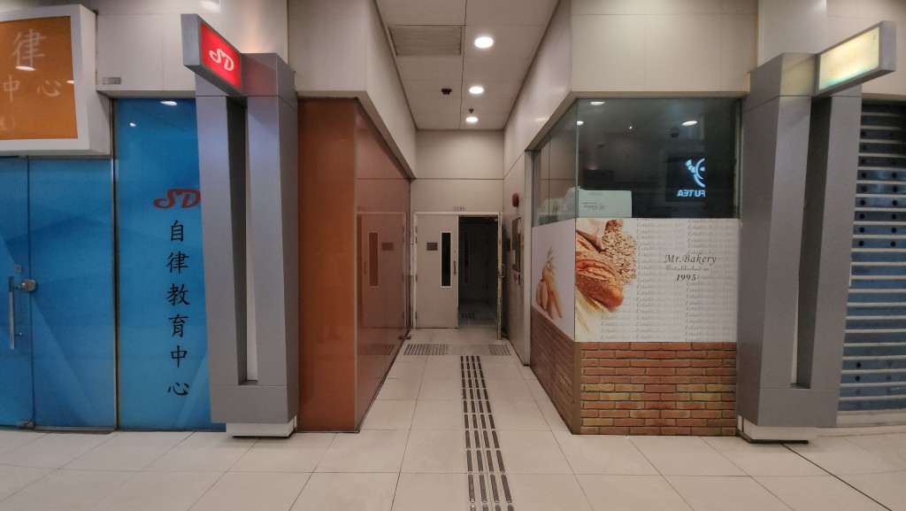 一名男子在海麗商場一樓的男廁廁格內暈倒。黃文威攝 一名男子在海麗商場一樓的男廁廁格內暈倒。黃文威攝