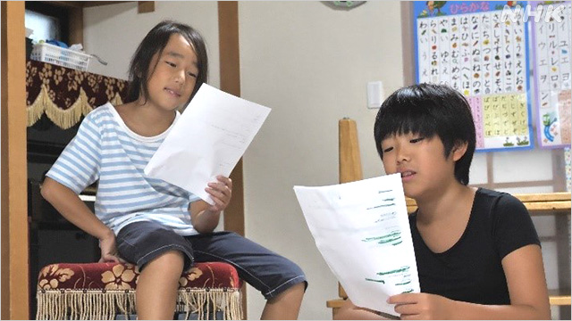 村田新太(左)和同學本田悠鷹正在做電影主題研習。