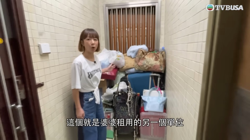 容羡媛早前在《东张西望》采访垃圾屋。