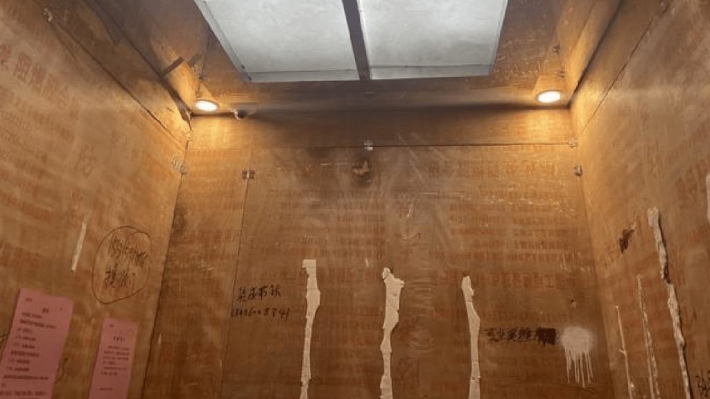 武勇受困電梯。（網絡圖片）