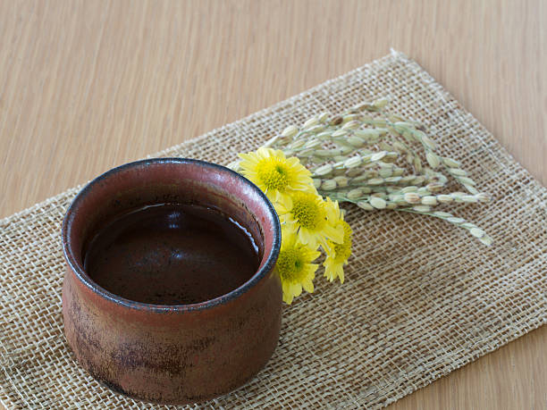 古人用菊花来酿酒，有「饮菊酒，祸可消」的习俗。