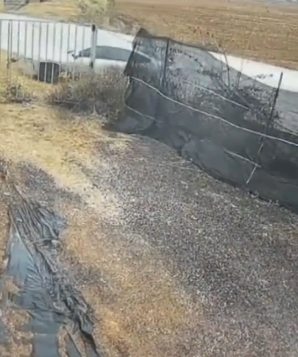 闭路电视拍下私家车出事及起火经过。