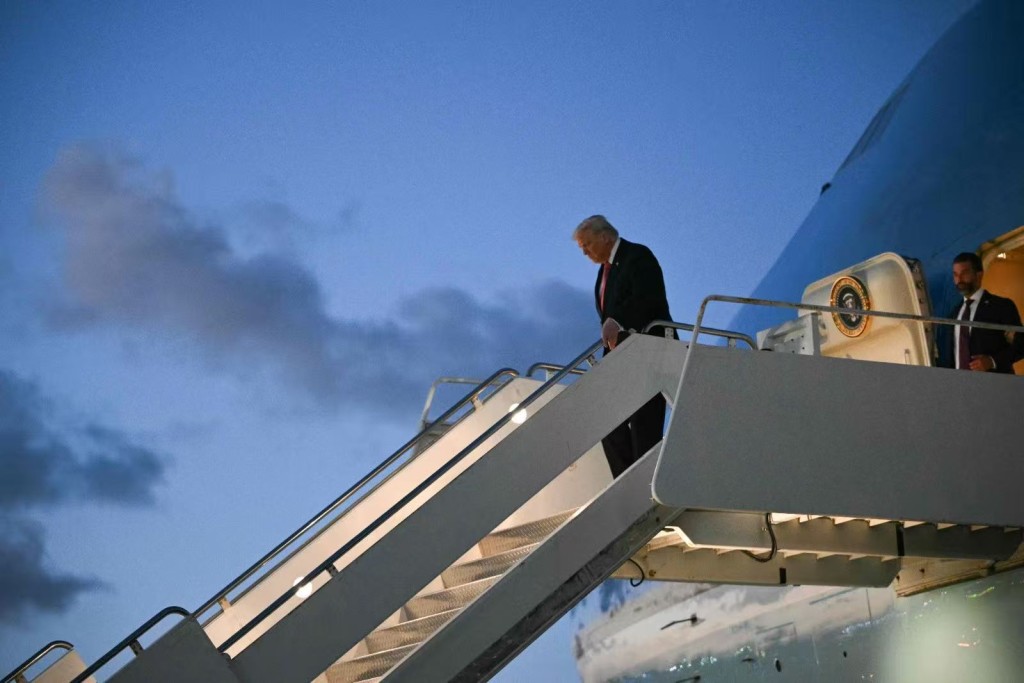 所謂「TACO」，是《金融時報》專欄作家Robert Armstrong去年帶起的一個縮寫詞，意思是「特朗普總是臨陣退縮」（Trump always chickens out）。