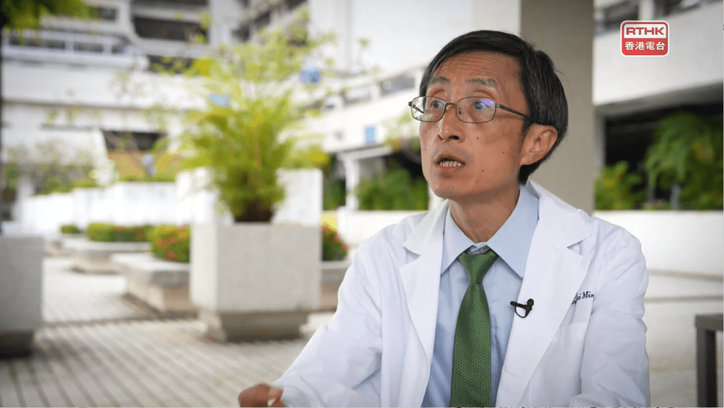 周医生对病人的关顾，从未侷限在医院的四面墙之内。临近中秋，他特别联同营养师举办健康做月饼工作坊，希望患者除了知道“甚么不能吃”，亦学懂如何选择适合自己的食物。（截图自：香港电台节目《医生与你－医学．人》）
