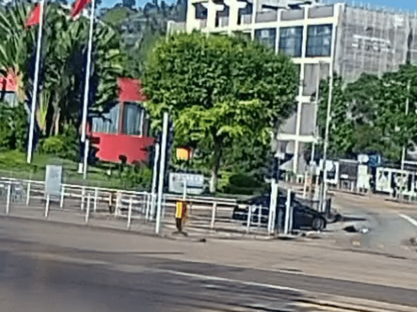 少年受傷倒地。 少年受傷倒地。