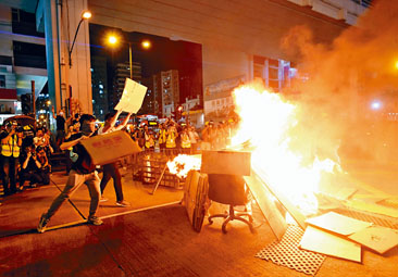 ■《人民日報》昨發表時評，指香港有暴徒窮兇極惡。