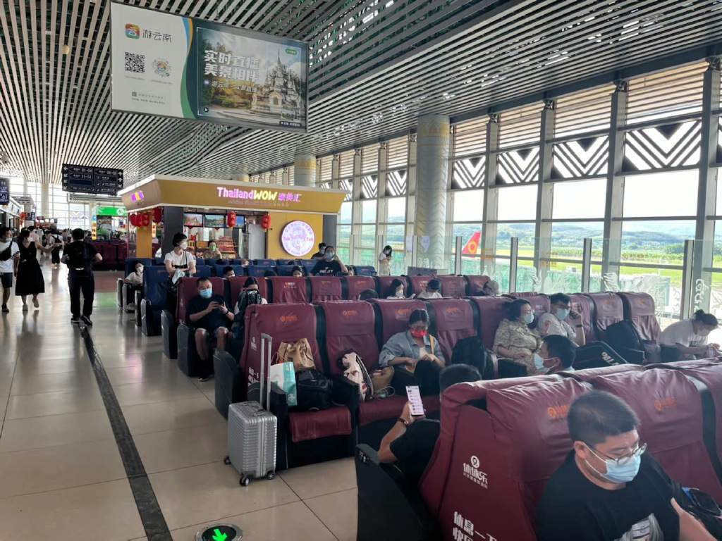 西雙版納機場突發疫情封閉，據稱逾1500名遊客滯留機場。