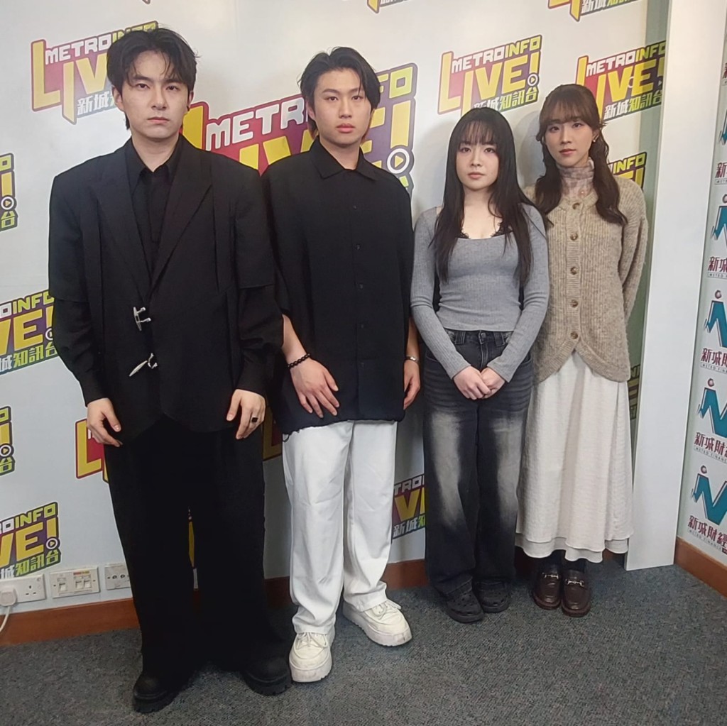 左起︰《聲秀》胡子貝、馮熙燮、柯雨霏、甄敏芳穿素色服裝受訪。 左起︰《聲秀》胡子貝、馮熙燮、柯雨霏、甄敏芳穿素色服裝受訪。