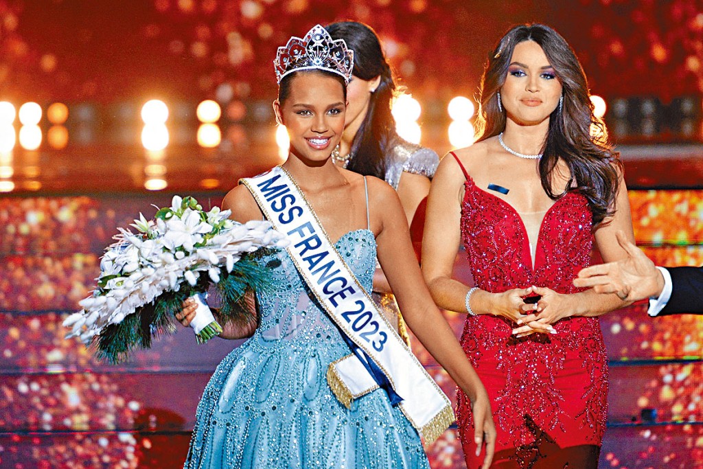 安皮奧特加冕為法國小姐。 