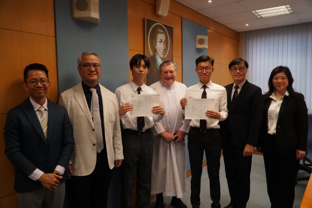 喇沙書院去年於DSE摘7科5**的超級狀元陳博軒（右三）。（圖片來源：喇沙書院校網）