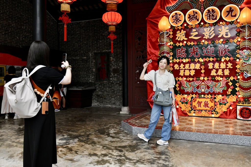 受港產電影《九龍城寨之圍城》影響，不少旅客對於九龍城寨充滿好奇。