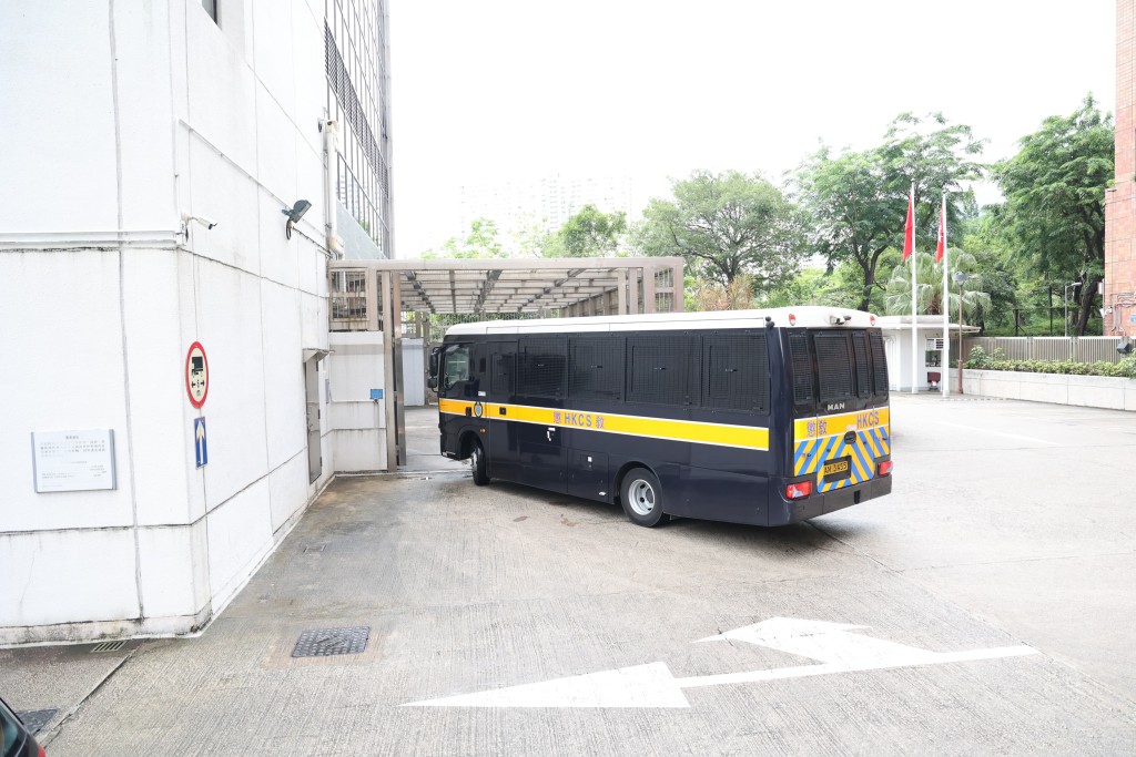 載有王青霞的囚車則在早上8點44分到達。