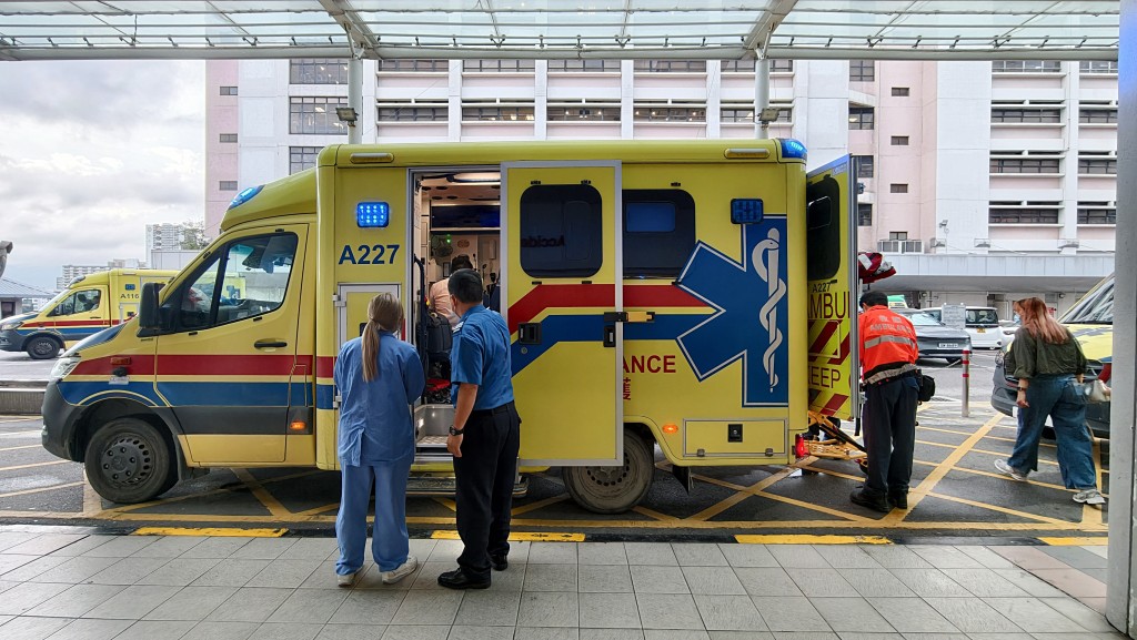 傷者由救護車送院治理。 傷者由救護車送院治理。