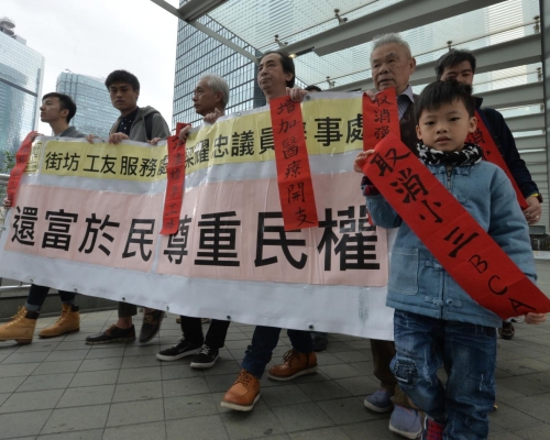 10多名街工代表今午到政府總部請願。