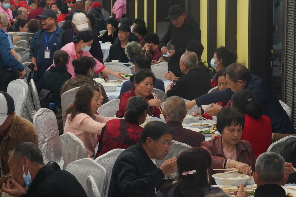 旅遊業監管局今天巡查九龍城食肆人流管理改善措施。葉偉豪攝