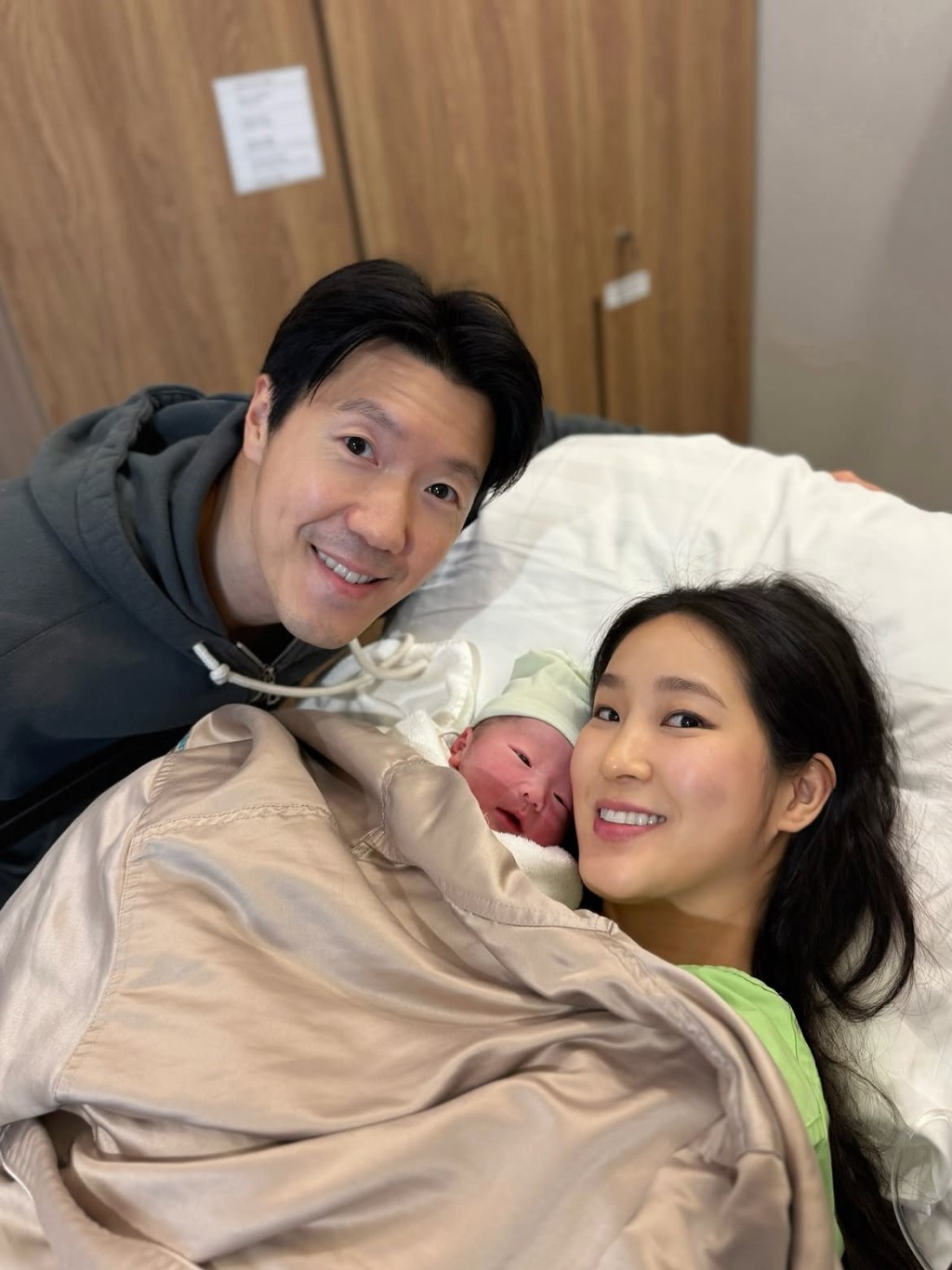 黃碧蓮剛誕下B仔，和老公一家三口合照。