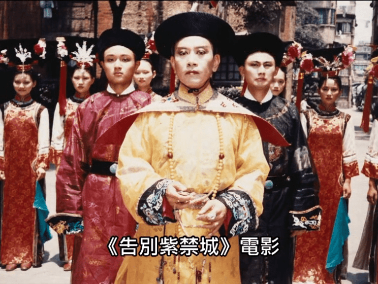 罗文早年在北京拍摄《告别紫禁城》时，利用休息的时间随北京京剧学校老师学国粹京剧。