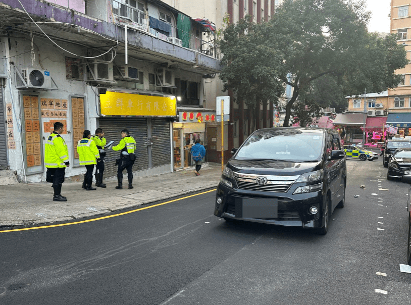 觀塘今晨（22日）發生嚴重交通意外，一名老婦於清晨6時許在嘉樂街3號對開懷疑過馬路期間，被一輛駛經的私家車撞倒。蔡楚輝攝