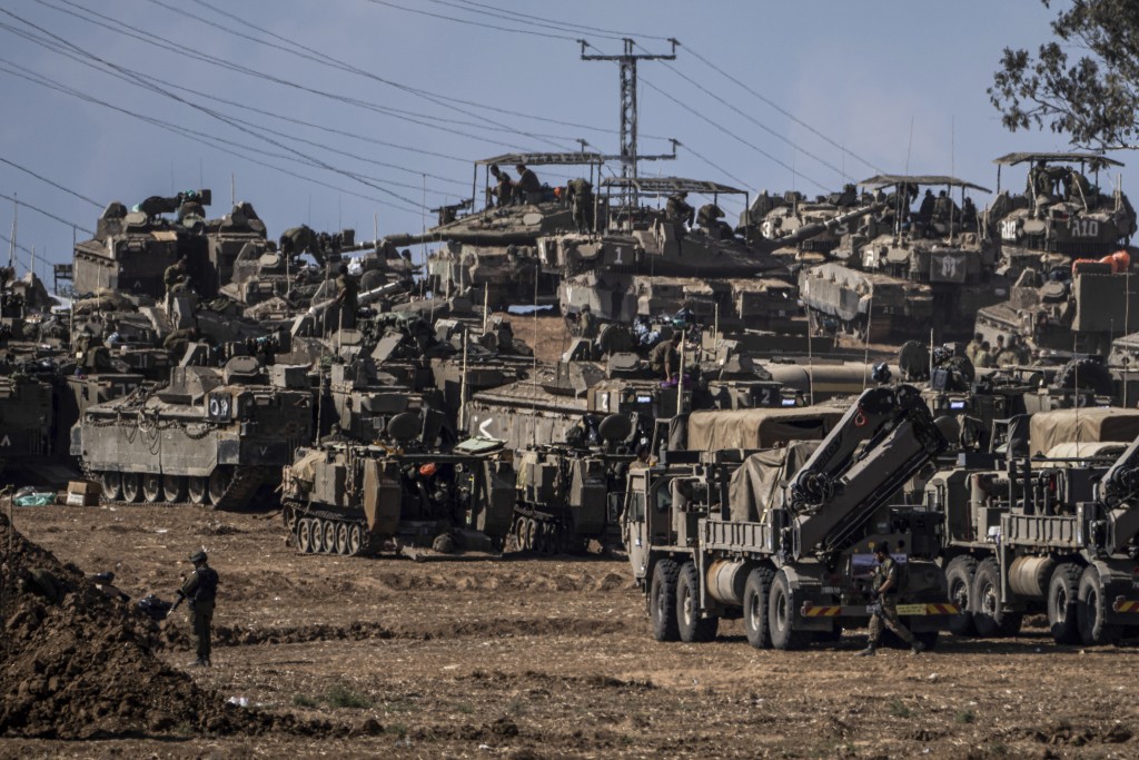 以軍在加沙邊境部署大量坦克，地面戰如箭在弦。美聯社