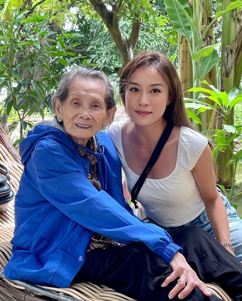 丘静雯去年长途跋涉都要去云南探望年过九十的外婆。