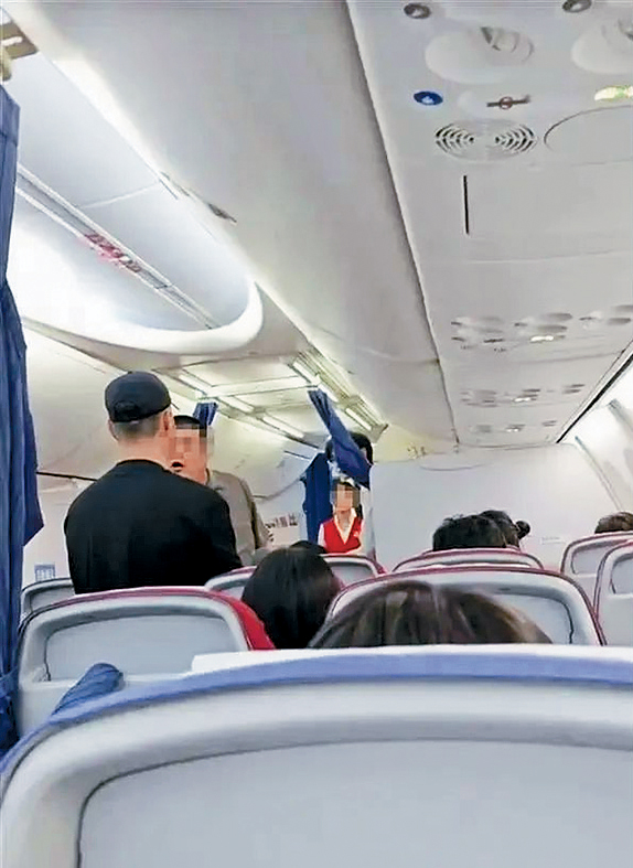 乘客和機組人員交涉。