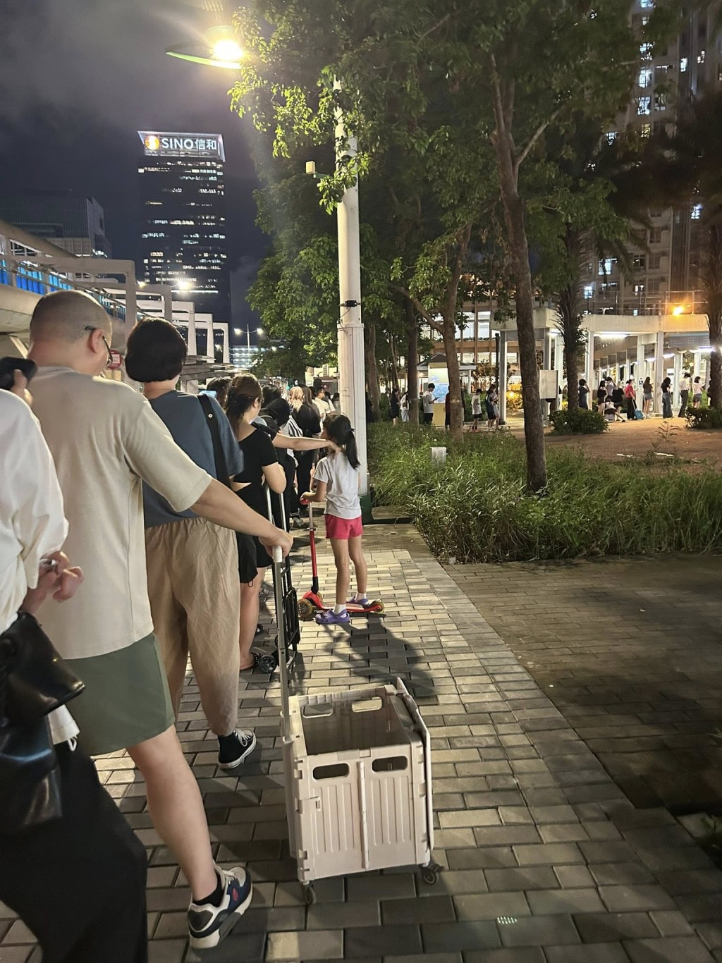 有網民指有過百人在啟德德朗邨的自提點排隊拿取快遞。Ami Ma FB圖片