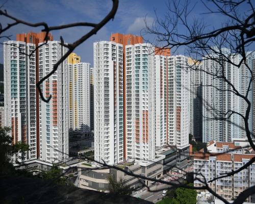 香港土地問題嚴重，公屋成為不少市民安居樂業的目標。但香港公屋短缺，輪侯時間需5.8年。 資料圖片