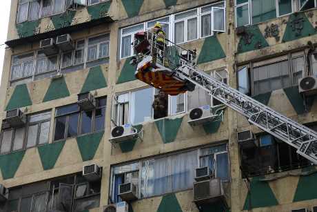 華豐大廈上月發生三級火，政府認為有緊急需要，故提前於7月修例，「進場」為高危舊樓改善消防安全。